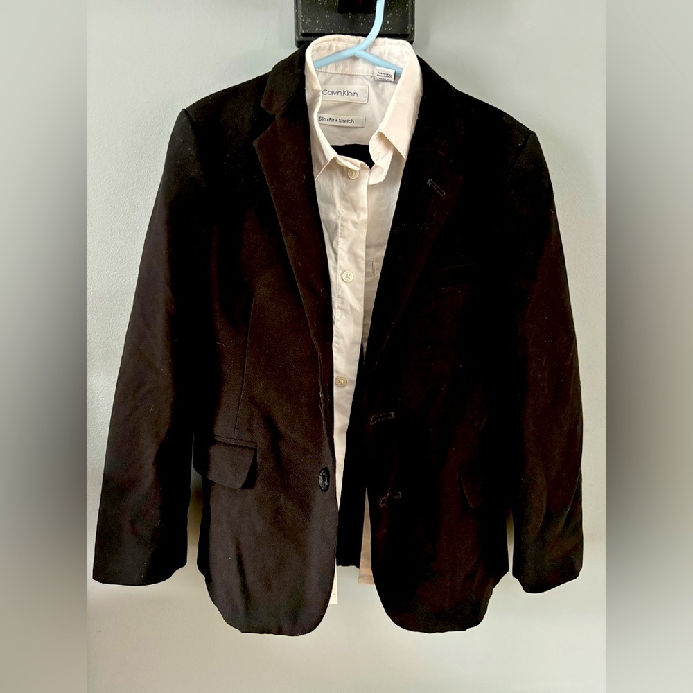 Size 7 Calvin Klein boys suit.